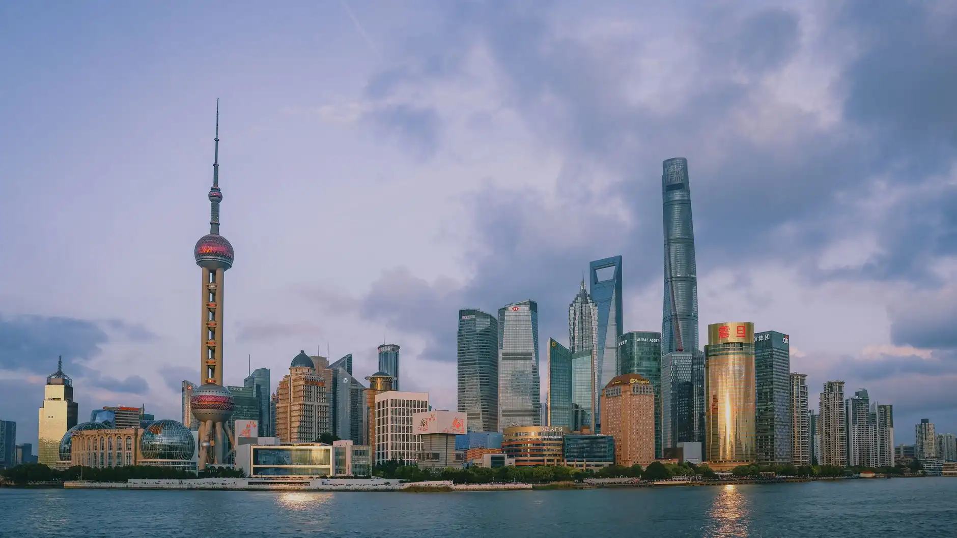 海口广告公司标识制作工艺对比：PVC字与亚克力发光字选型分析封面图