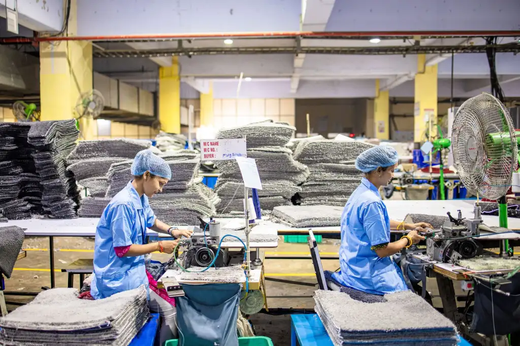 海口广告标识制作工艺对比：UV喷绘与丝网印刷适用场景分析