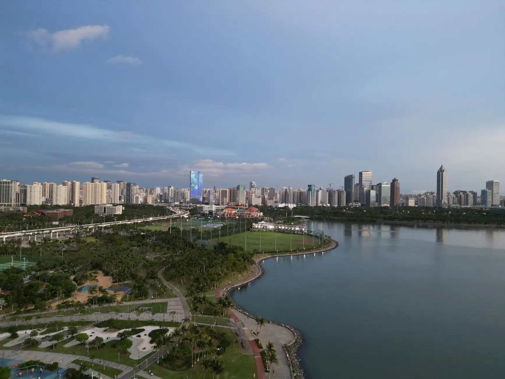 海口胜雅电广告有限公司标识制作工艺对比：雕刻与丝印技术选型解析