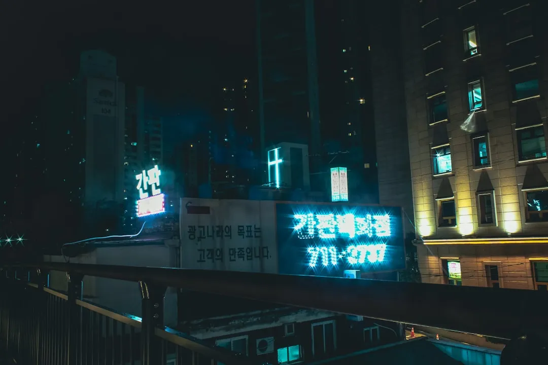 海口广告公司标识制作工艺对比：PVC字与亚克力发光字选型分析正文配图 2