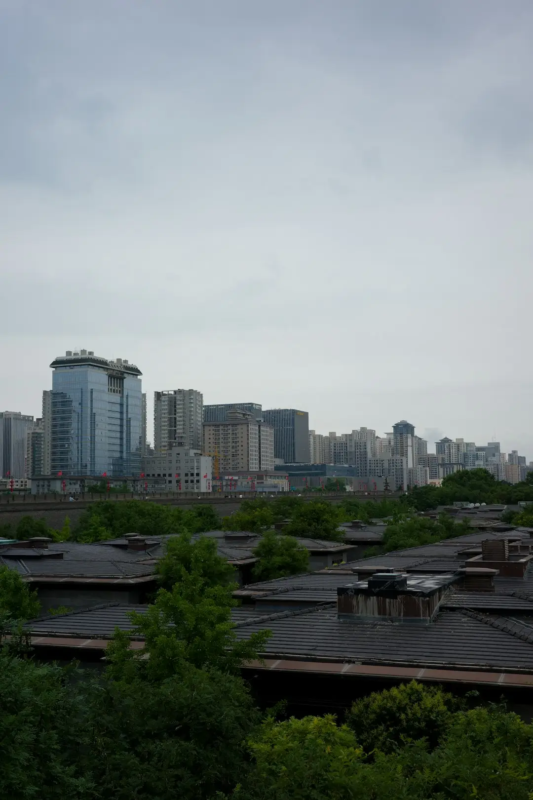 海口胜雅电广告有限公司标识制作工艺对比：雕刻与丝印技术选型解析