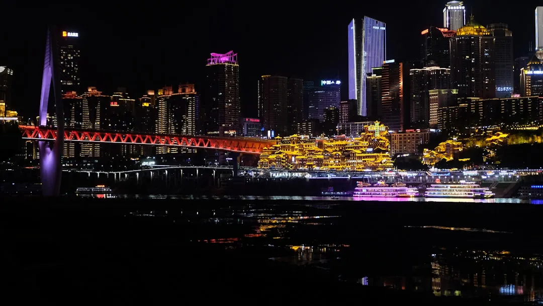 海口广告标识制作工艺对比：UV喷绘与丝网印刷适用场景分析