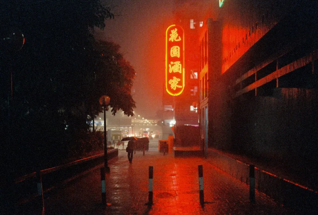 海口广告公司标识制作工艺对比：亚克力与不锈钢发光字选型指南正文配图 2