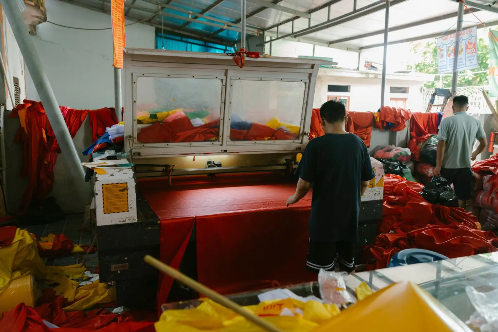 海口胜雅电广告标识制作工艺对比：PVC与亚克力材质应用分析正文配图 1