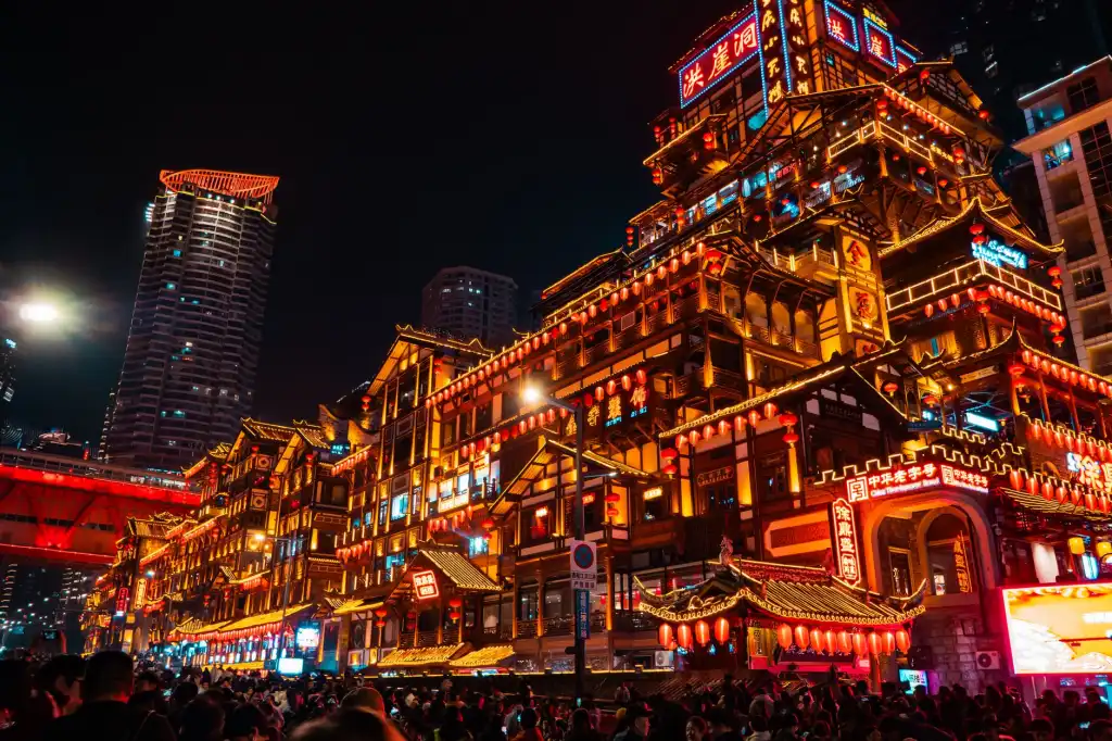 标识制作工艺对比：亚克力、不锈钢与发光字在海口户外场景的应用差异正文配图 2